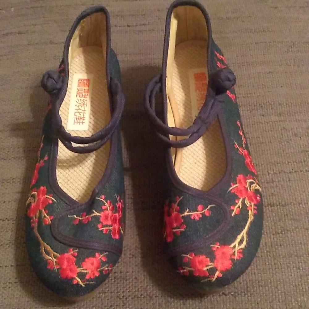 Shoes - Picture 2 of 4